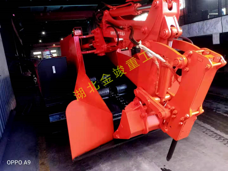履帶刮板破碎錘型扒渣機(jī)金竣.jpg